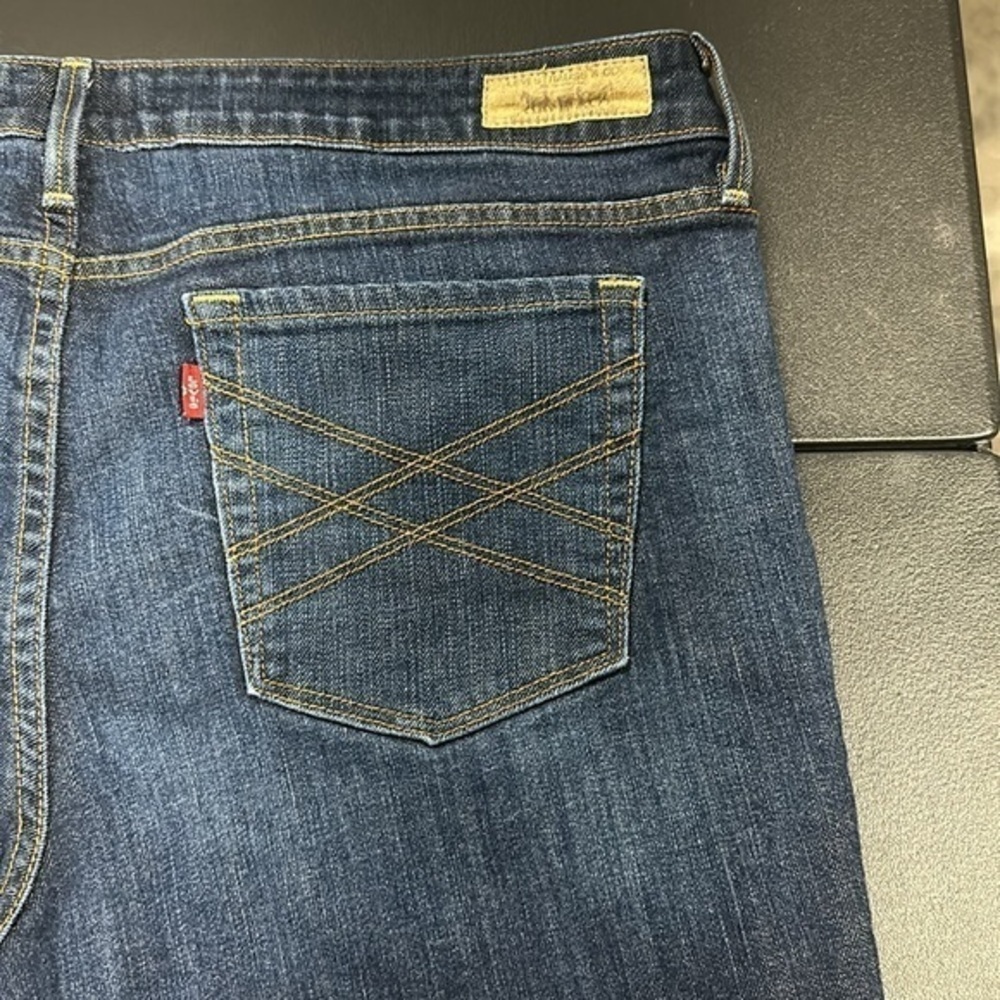 544.  Levi’s woman’s Bermuda style cuffed jean shorts size 16